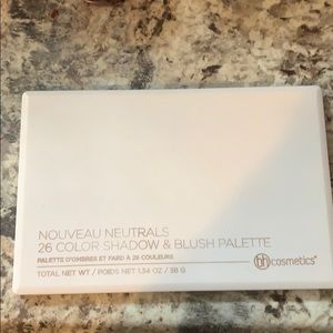BH Cosmetics 26 color eyeshadow & blush palette